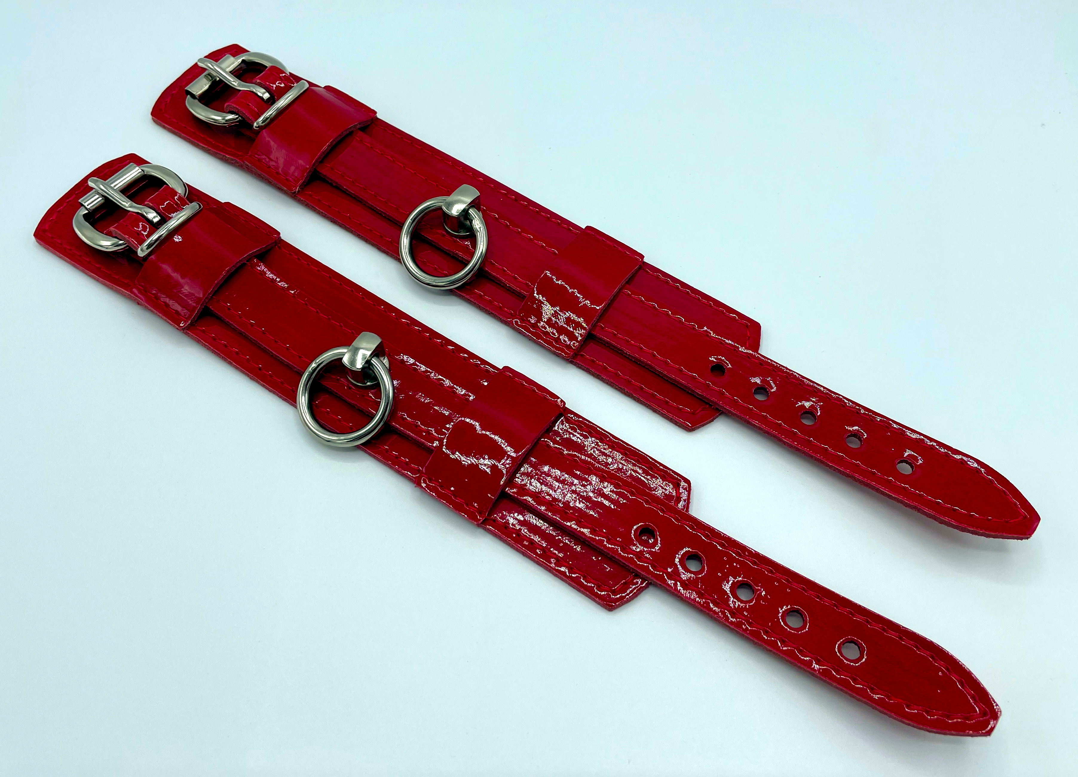 Handcuffs in red lacquer leather with ring of O