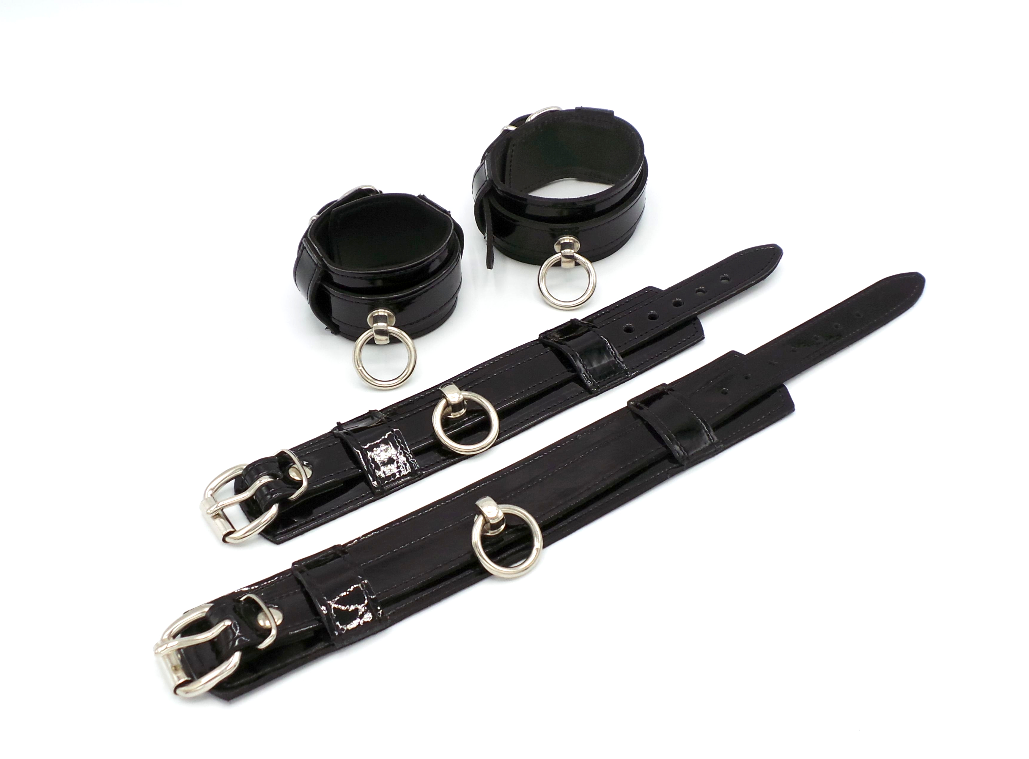 Set with patent leather restraints