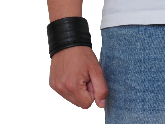 Schwarzes Leder-Armband mit Geldfach am Handgelenk getragen, Frontansicht