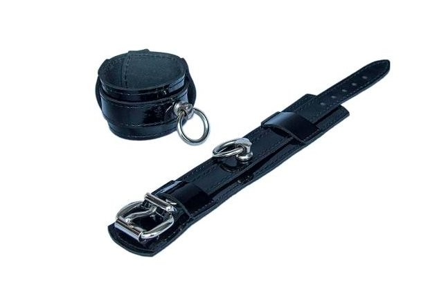 Set with patent leather restraints