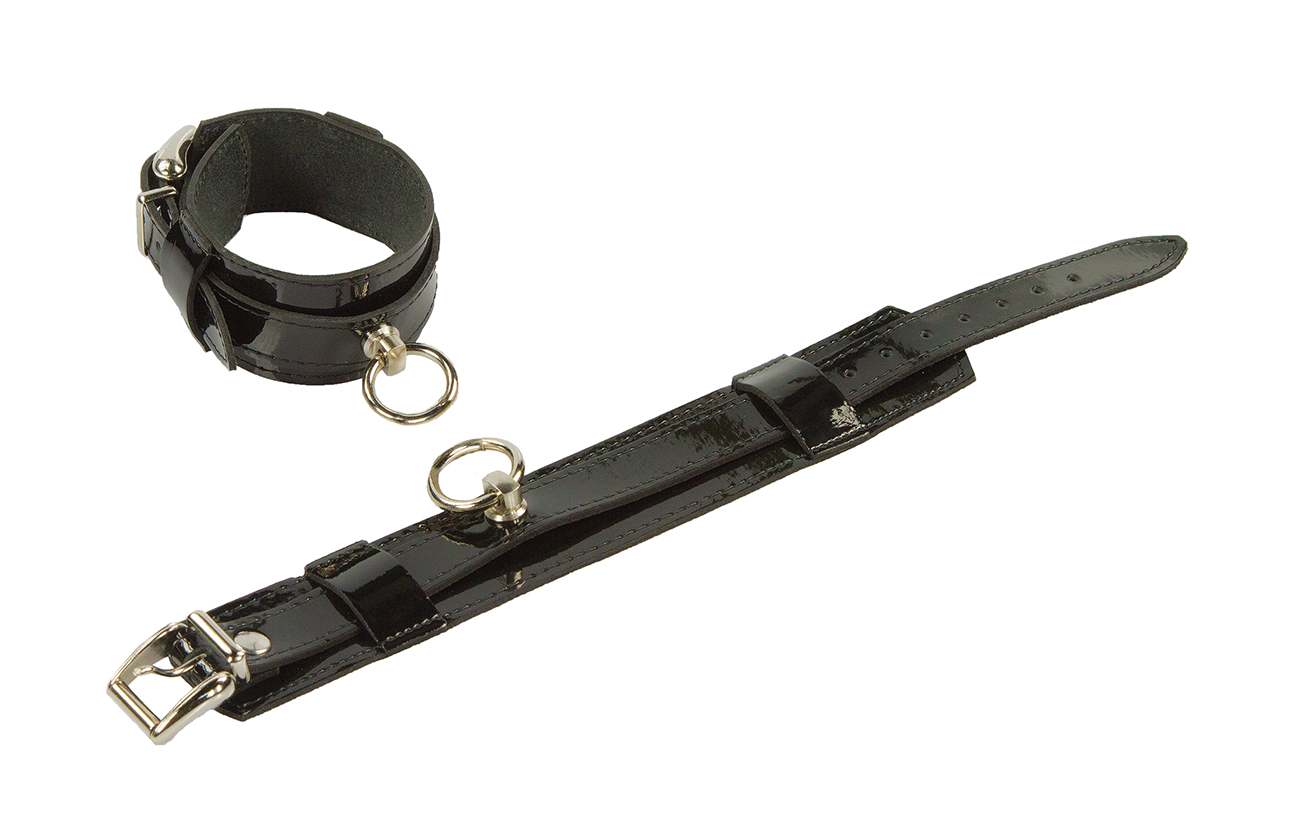 Set with patent leather restraints