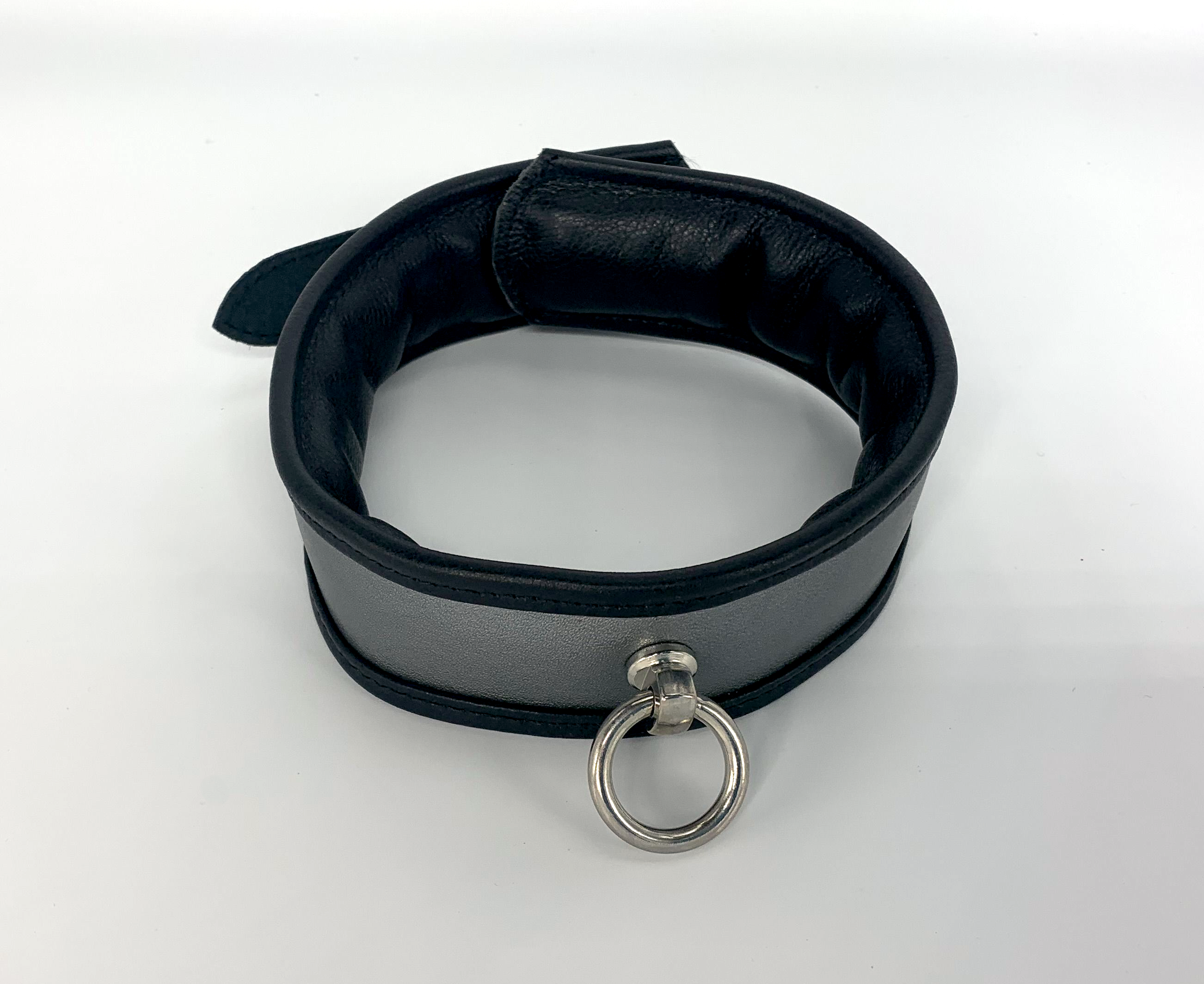 silver collar with ring of O